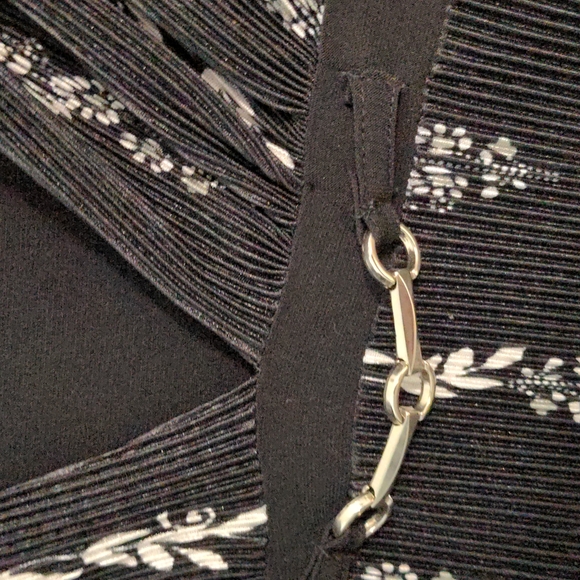 Notations Black and White Size Medium V-Neck with Black Insert - Picture 4 of 8